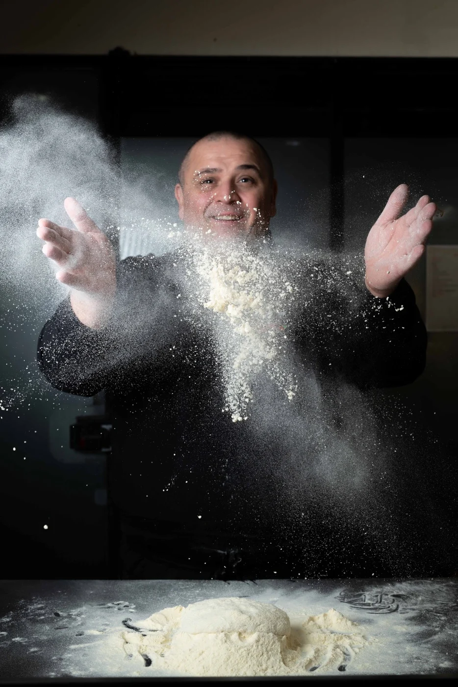 Pasquale lancia la farina sul banco della Pizzeria Nuvola