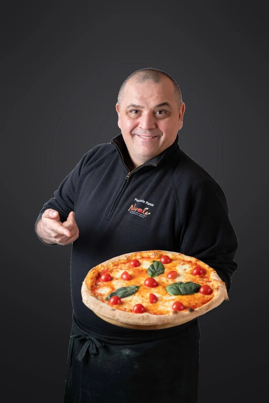 Pasquale Panza, titolare della Pizzeria Nuvola, con una pizza in mano